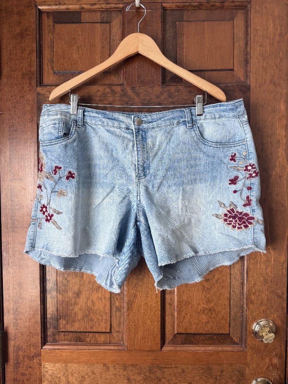 Indigo Thread Co. Light Rinse Jean Shorts w/Embroidered Legs Size 18W